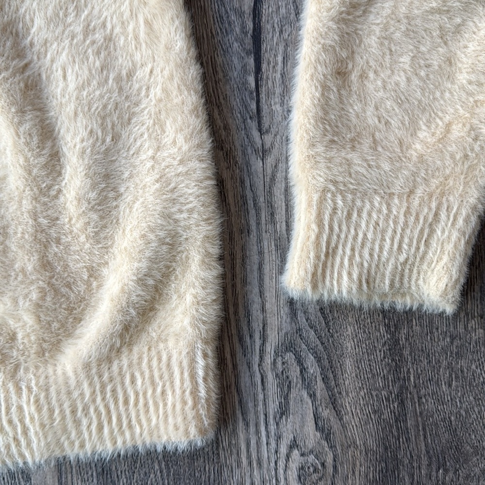 Levi’s Sweater White Fuzzy Betty Cardigan Sweater Relaxed Fit Size Small - Picture 3 of 16